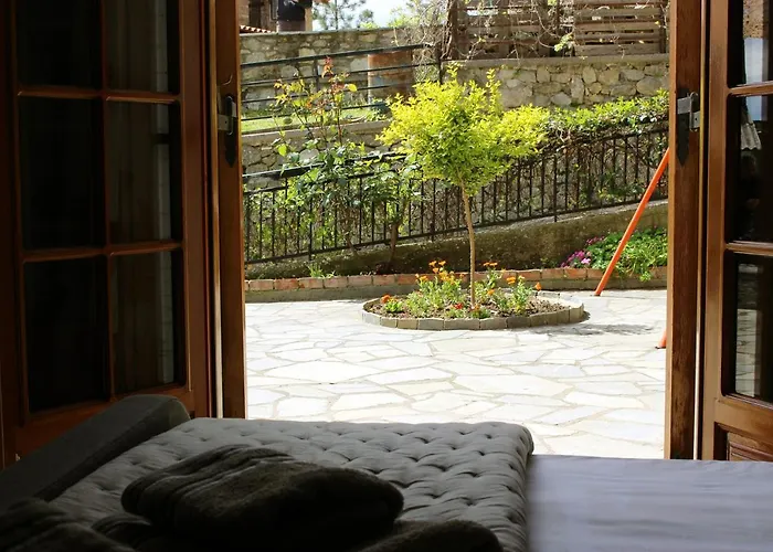 Homel Rocks -elegant 2bd -amazing Garden View Apartment